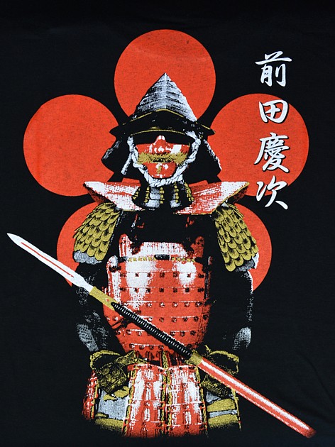 рисунок на спине японской мужской футболки Доспехи Самурая