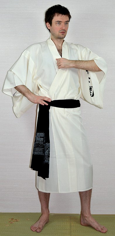 японское традиционное мужское кимоно и пояс-оби из шелка