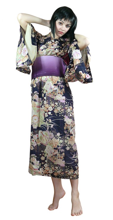 девушка в японском антикварном  шелковом кимоно