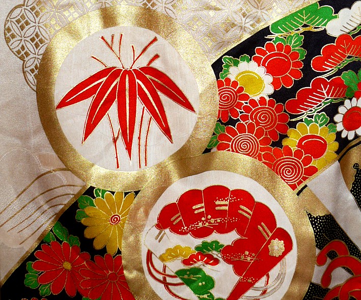 деталь росписи и золочения на шелке японского старинного женского кимоно
