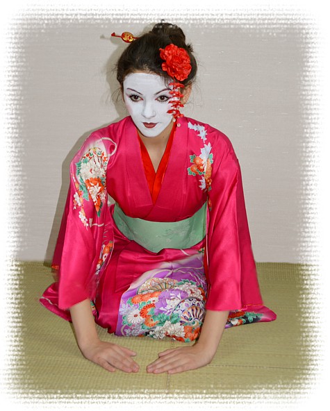 японское традиционное шелковое кимоно молодой девушки