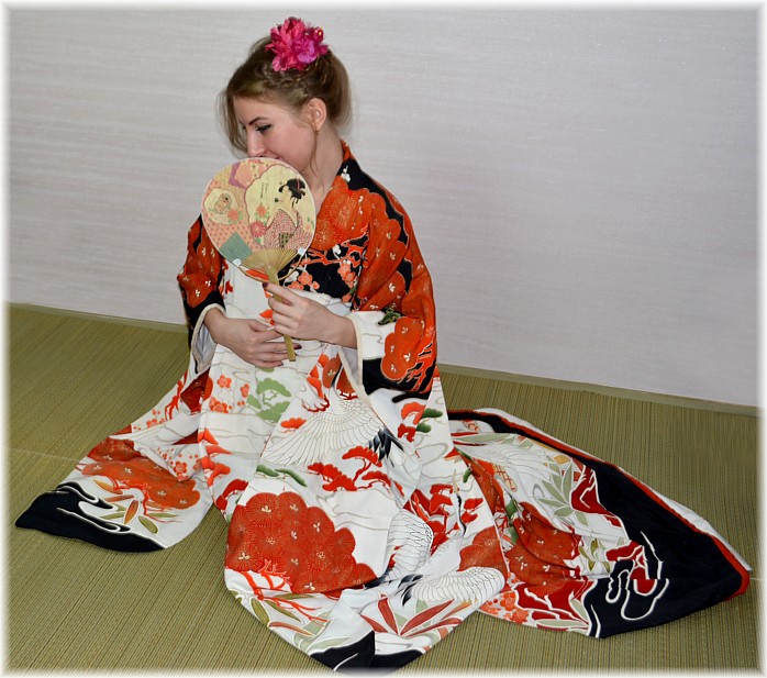 японское старинное шелковое кимоно с авторским рисунком и вышивкой