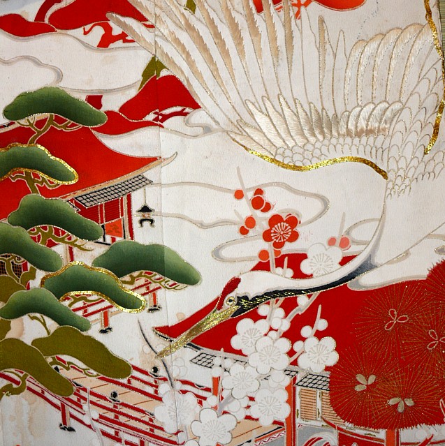 деталь росписи и вышивки на старинном японском шелковом кимоно