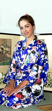 японское кимоно с рисунком в виде старинных гравюр укие-э