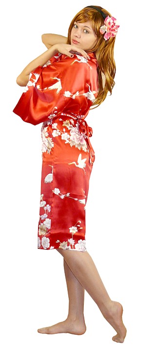 японское кимоно из алого шелка