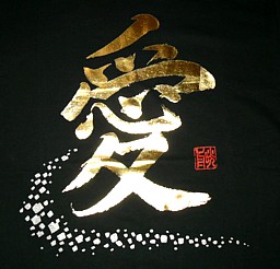 рисунок на япоской футболке в виде золотого иероглифа