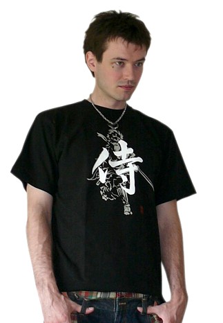 футболка с иерпглифами и изображением самурая с катаной