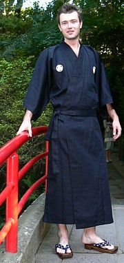 японское кимоно с вышивкой в виде самурайского герба
