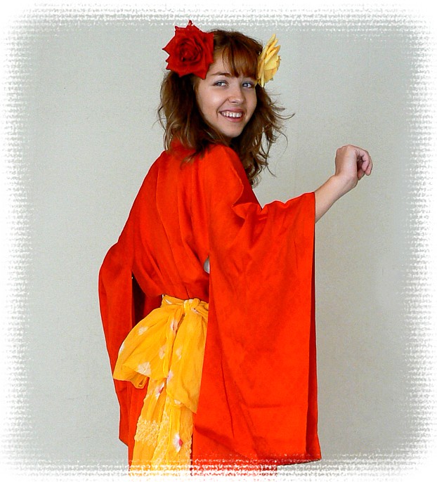 японское кимоно из алого шелка - эксклюзивная одежда для дома