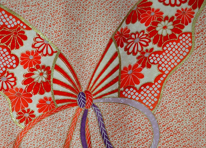 деталь авторской росписи на ткани японского женского шелкового кимоно
