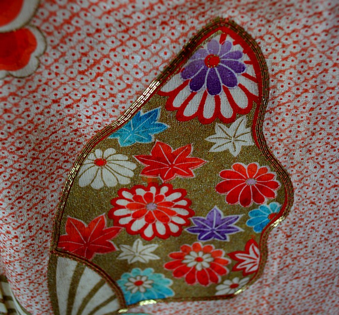 деталь авторской росписи на ткани японского женского шелкового кимоно