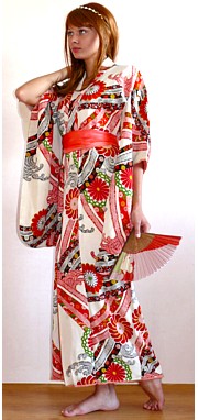 японское традиционное женское шелковое кимоно