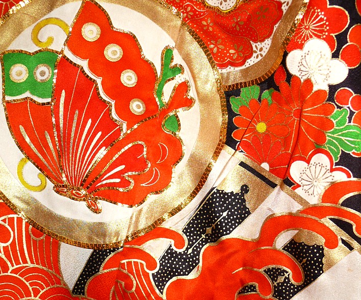 деталь росписи и вышивки на шелке антикварного японского кимоно