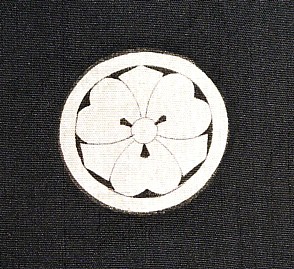 герб самурайского клана на мужском шелковом хаори