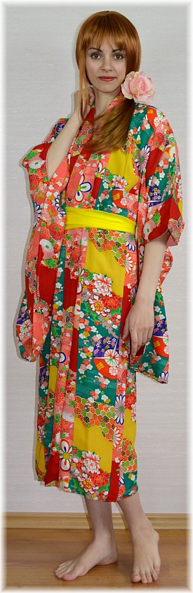 японское традиционное кимоно и пояс ОБИ из шелка