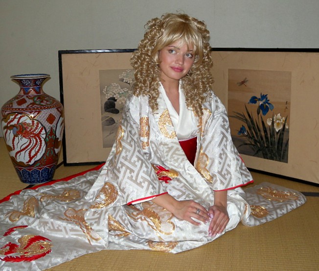 японское свадебное кимоно и пояс оби