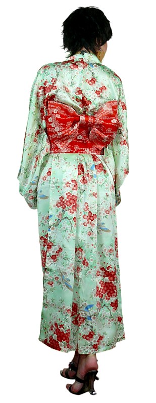 японское шелковое женское кимоно и пояс оби